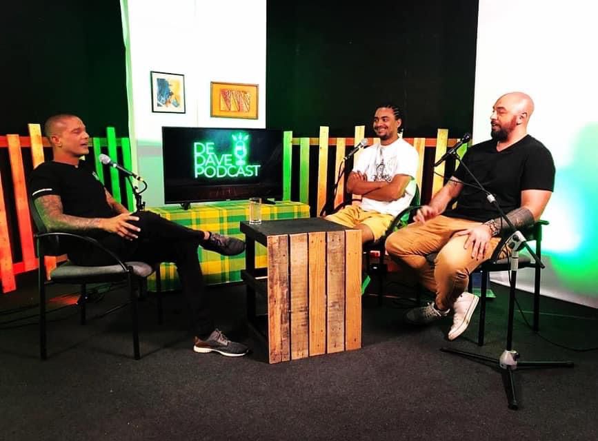 Podcastgesprek in de studio